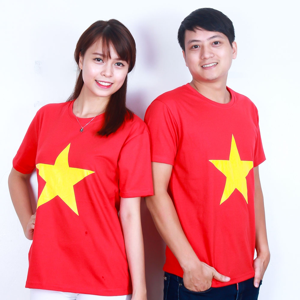 Áo cờ đỏ sao vàng TPHCM đang trở thành trang phục ưa chuộng của các thế hệ trẻ. Không chỉ là biểu tượng quốc gia, bộ đồ còn cực kỳ thời trang và phong cách. Tại TPHCM, bạn có thể tìm thấy nhiều cửa hàng bán áo cờ đỏ sao vàng với thiết kế đa dạng và chất lượng tốt.